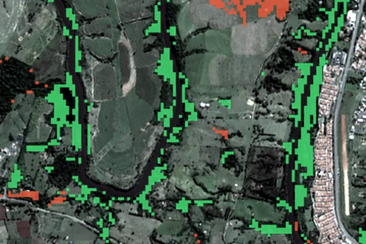 Mudança da cobertura florestal entre 1985 e 2023 (MapBiomas): ganhos em verde, perdas em laranja.
